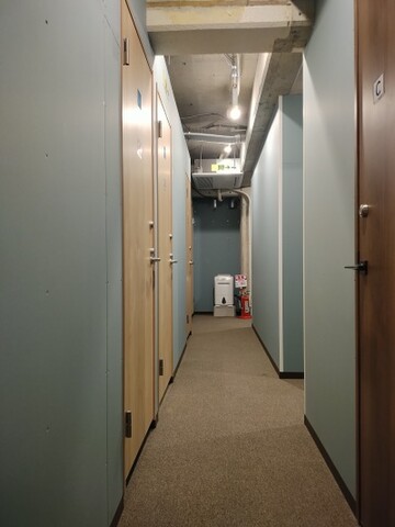 ジャストレージ 相模原小山 施設廊下 - 清潔な通路