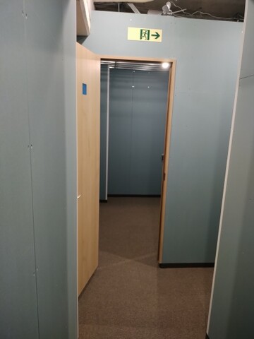 ジャストレージ 相模原小山 2.6畳タイプ室内 - 右側が広い設計